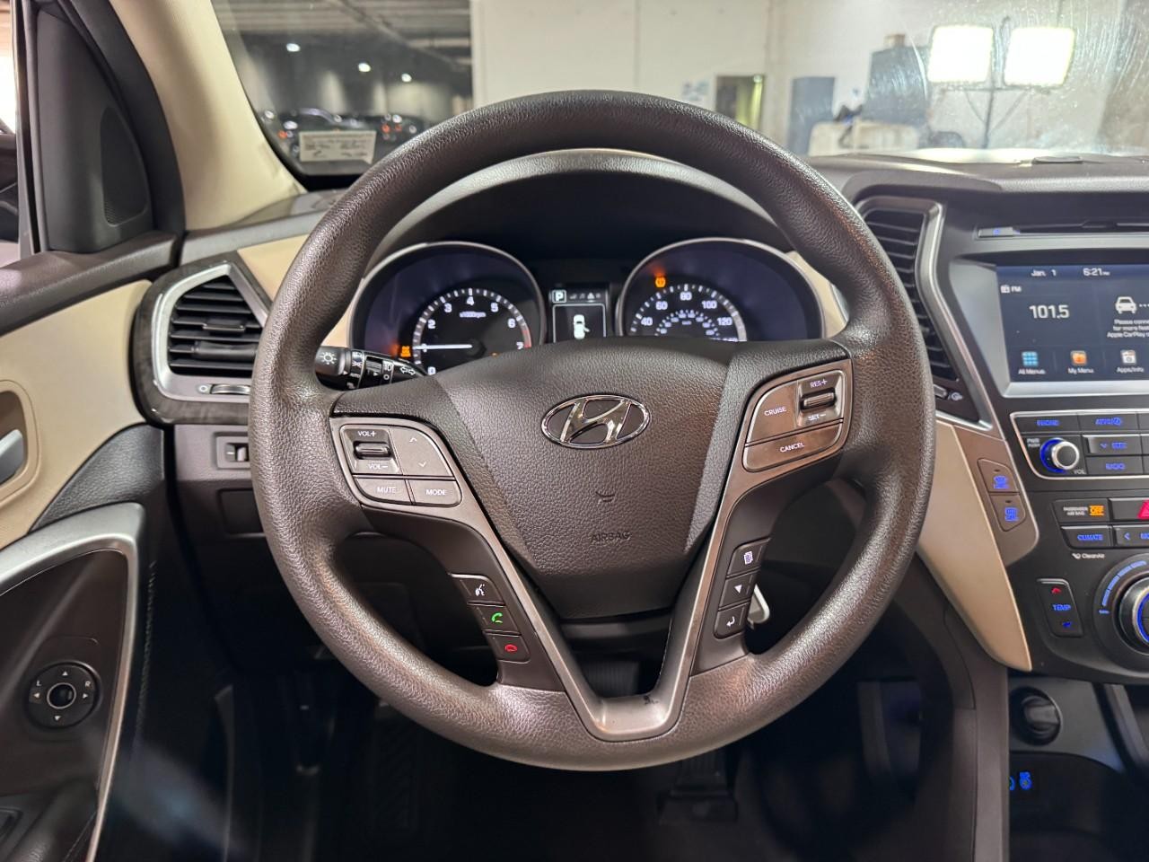 Hyundai Santa Fe Sport Vehicle Full-screen Gallery Image 12