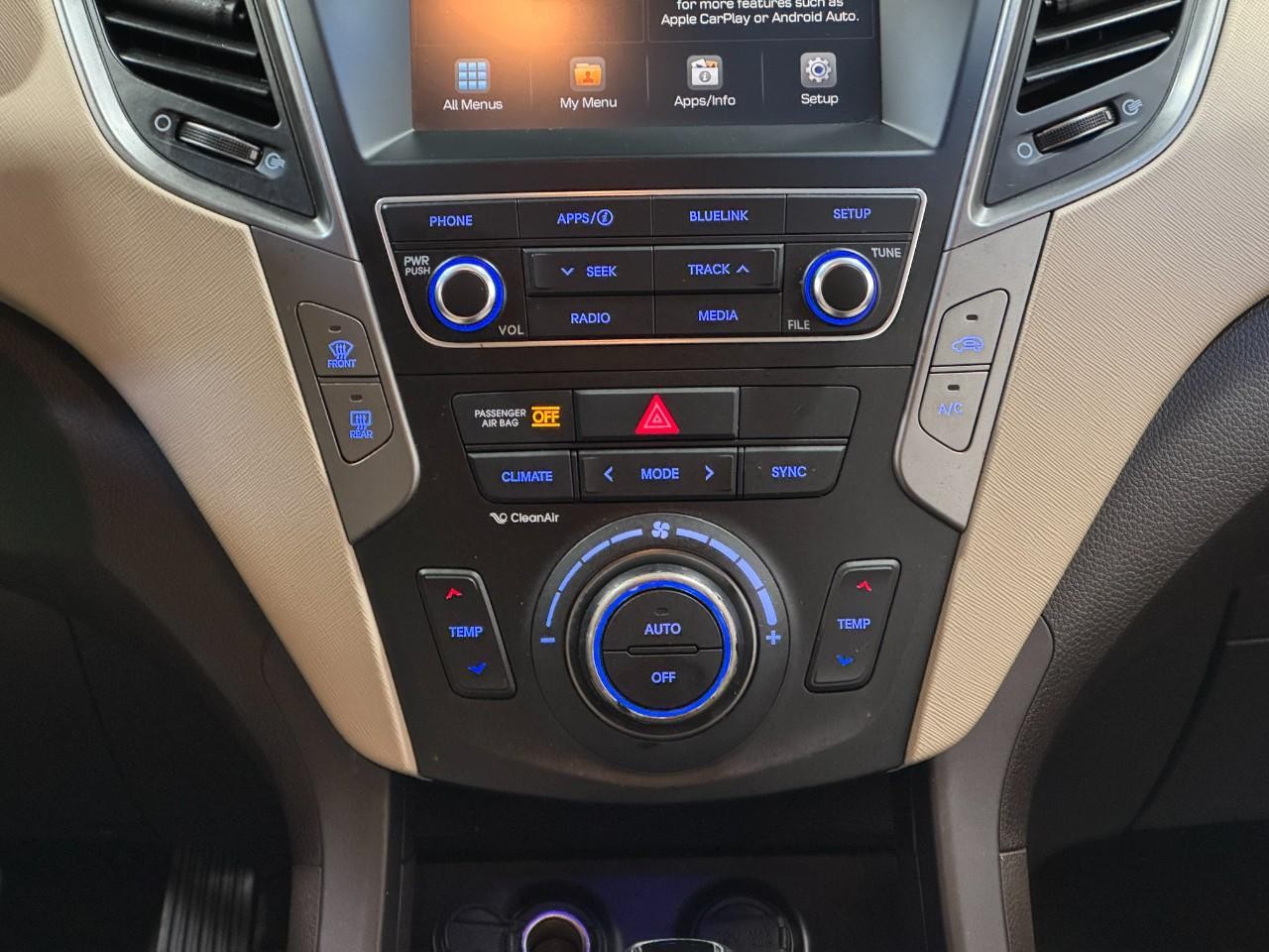 Hyundai Santa Fe Sport Vehicle Full-screen Gallery Image 14