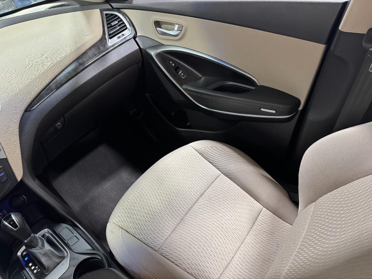 Hyundai Santa Fe Sport Vehicle Full-screen Gallery Image 16