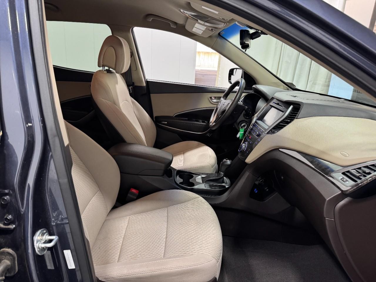 Hyundai Santa Fe Sport Vehicle Full-screen Gallery Image 17