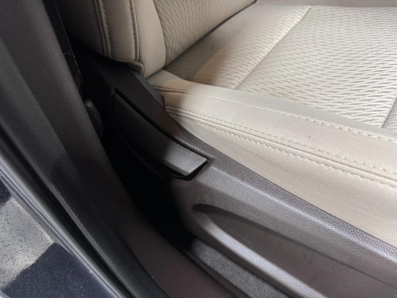 Hyundai Santa Fe Sport Vehicle Full-screen Gallery Image 19