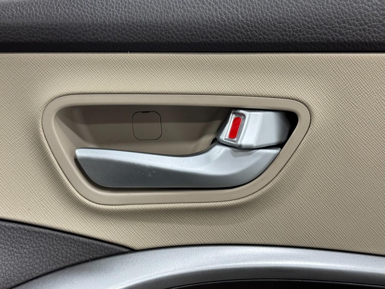 Hyundai Santa Fe Sport Vehicle Full-screen Gallery Image 20