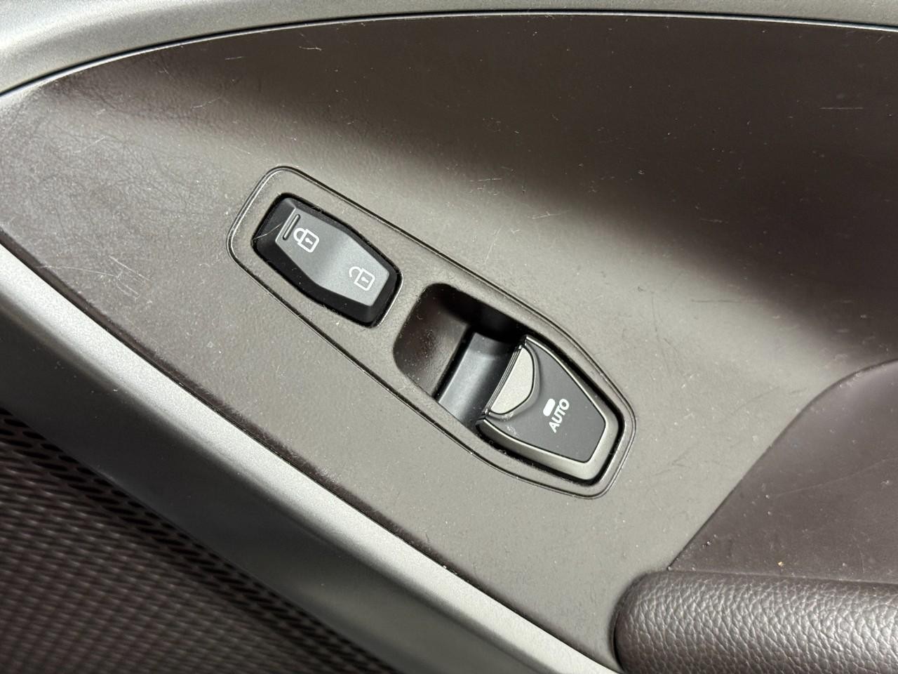 Hyundai Santa Fe Sport Vehicle Full-screen Gallery Image 21