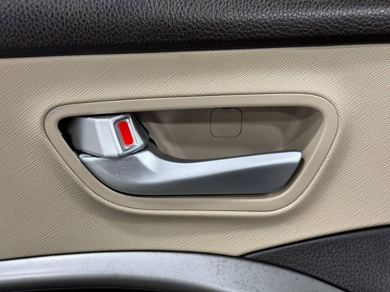 Hyundai Santa Fe Sport Vehicle Full-screen Gallery Image 22