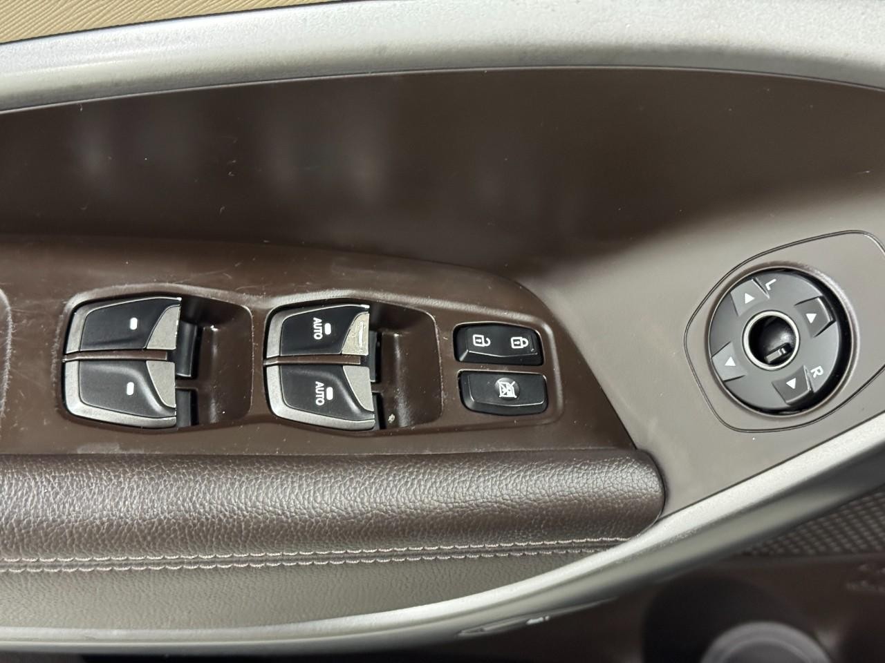 Hyundai Santa Fe Sport Vehicle Full-screen Gallery Image 23