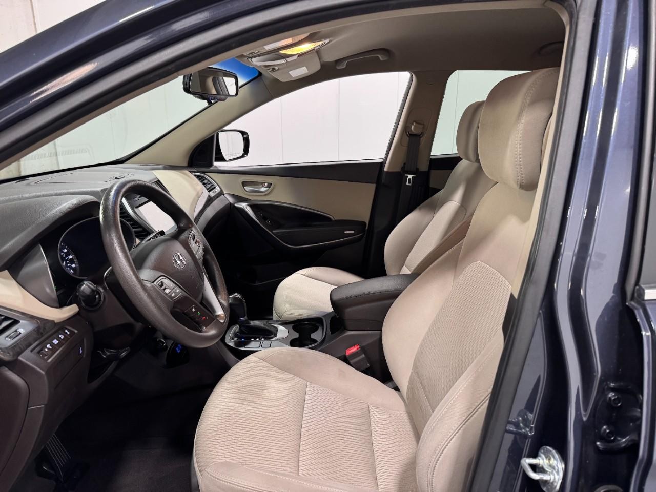 Hyundai Santa Fe Sport Vehicle Full-screen Gallery Image 24