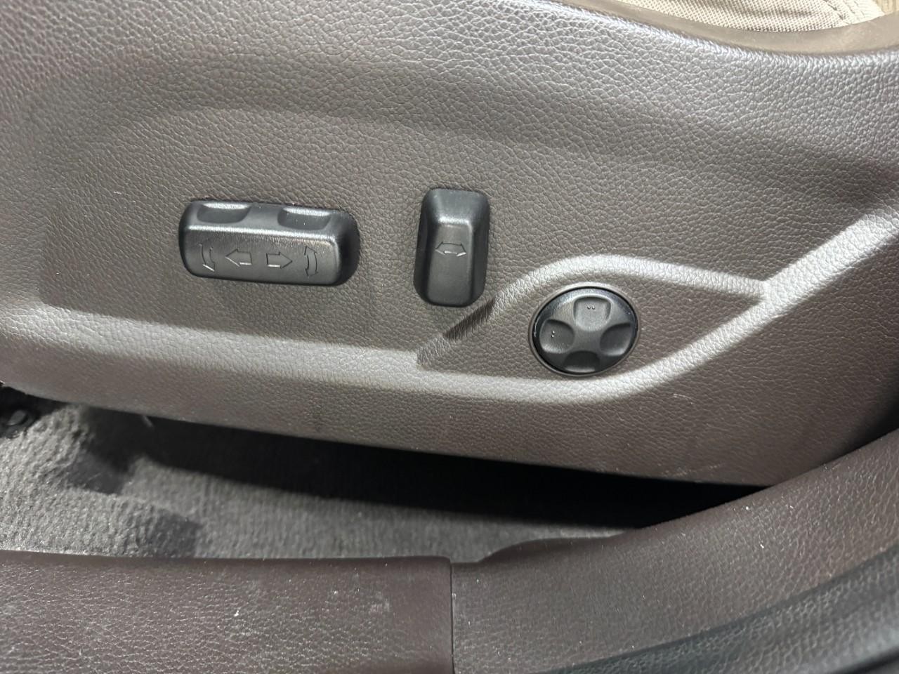 Hyundai Santa Fe Sport Vehicle Full-screen Gallery Image 26