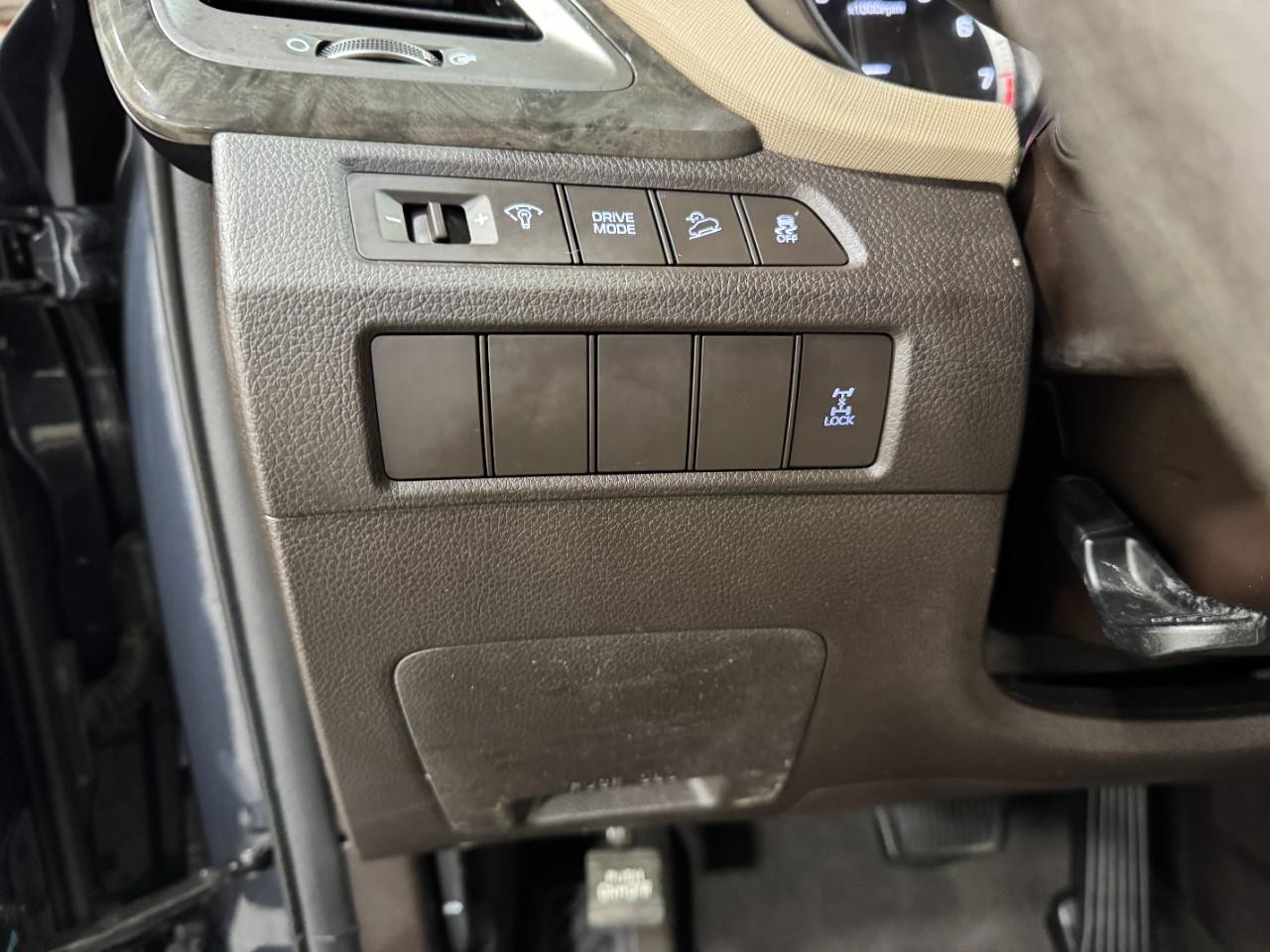 Hyundai Santa Fe Sport Vehicle Full-screen Gallery Image 27