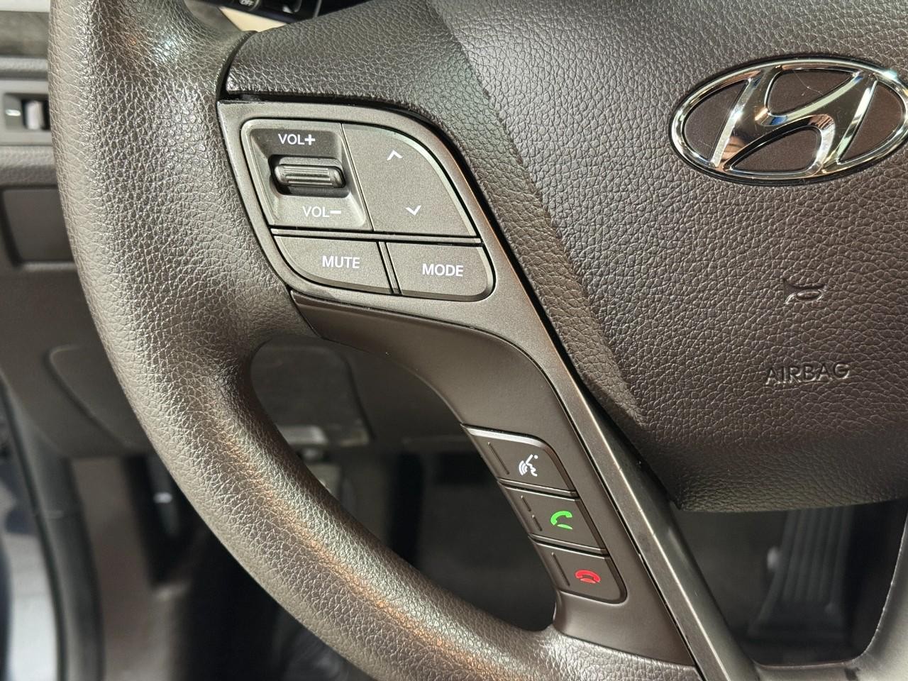 Hyundai Santa Fe Sport Vehicle Full-screen Gallery Image 28