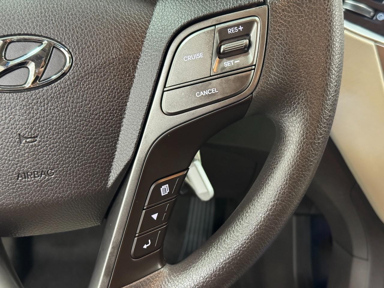 Hyundai Santa Fe Sport Vehicle Full-screen Gallery Image 29