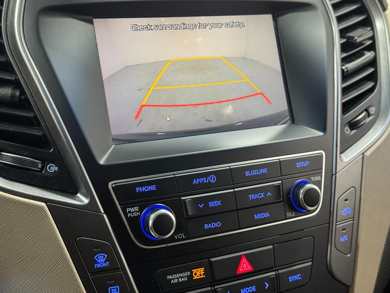 Hyundai Santa Fe Sport Vehicle Full-screen Gallery Image 30