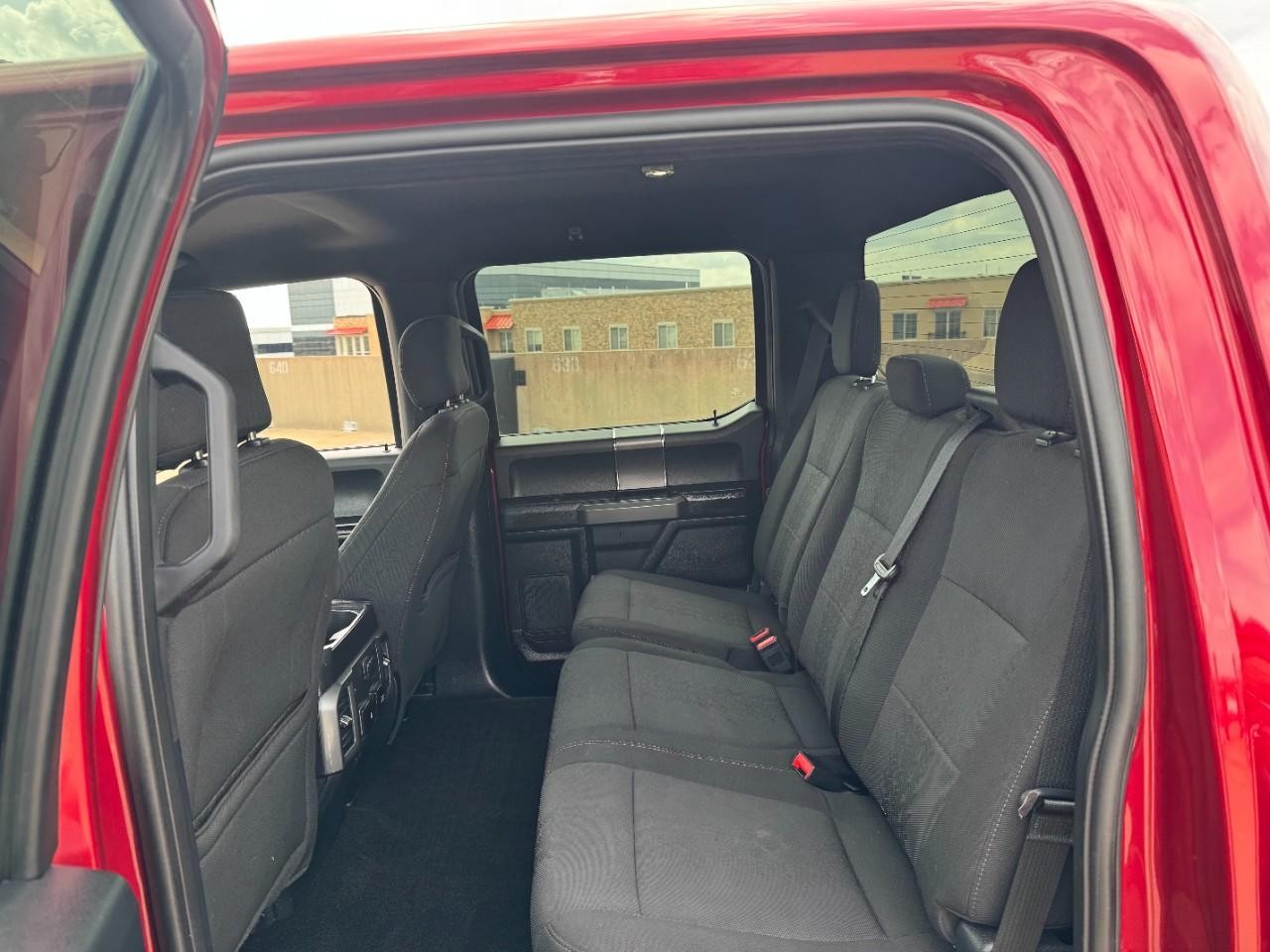 Ford F-150 Vehicle Full-screen Gallery Image 8