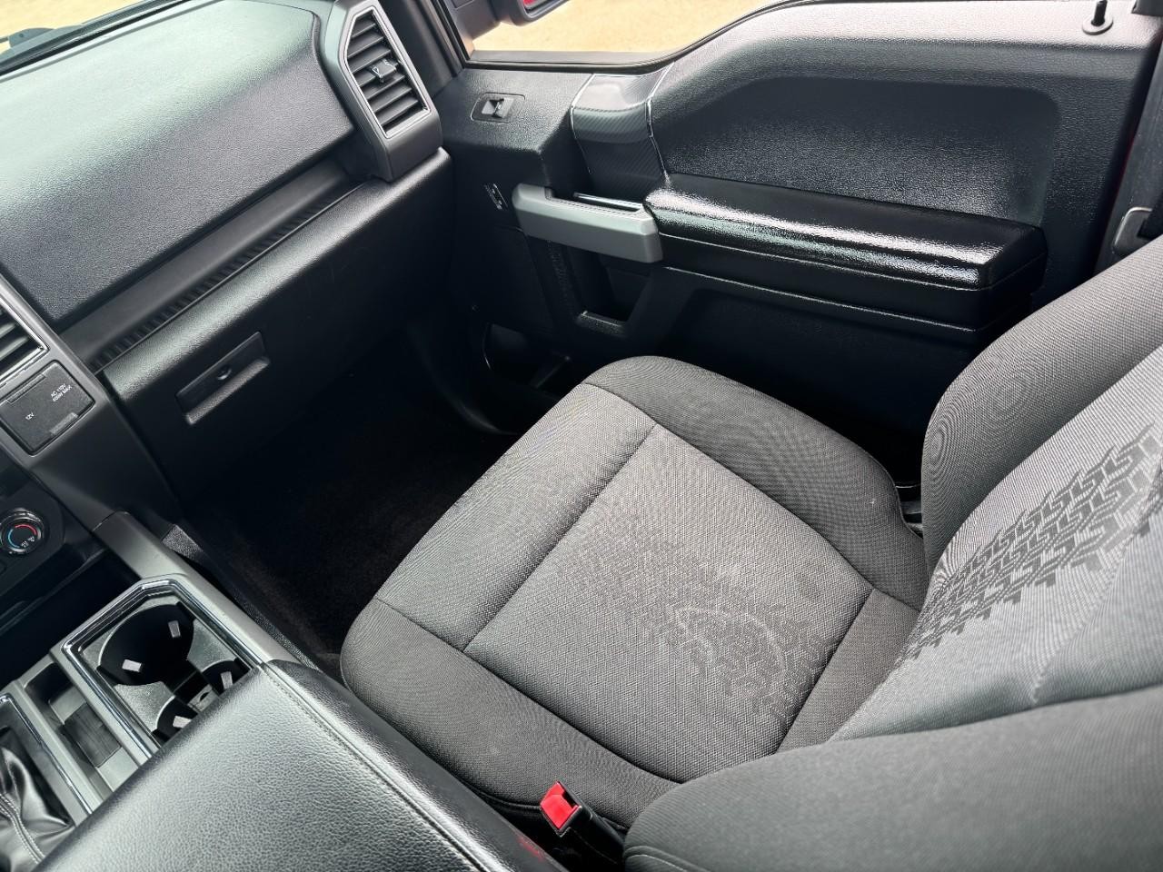 Ford F-150 Vehicle Full-screen Gallery Image 16