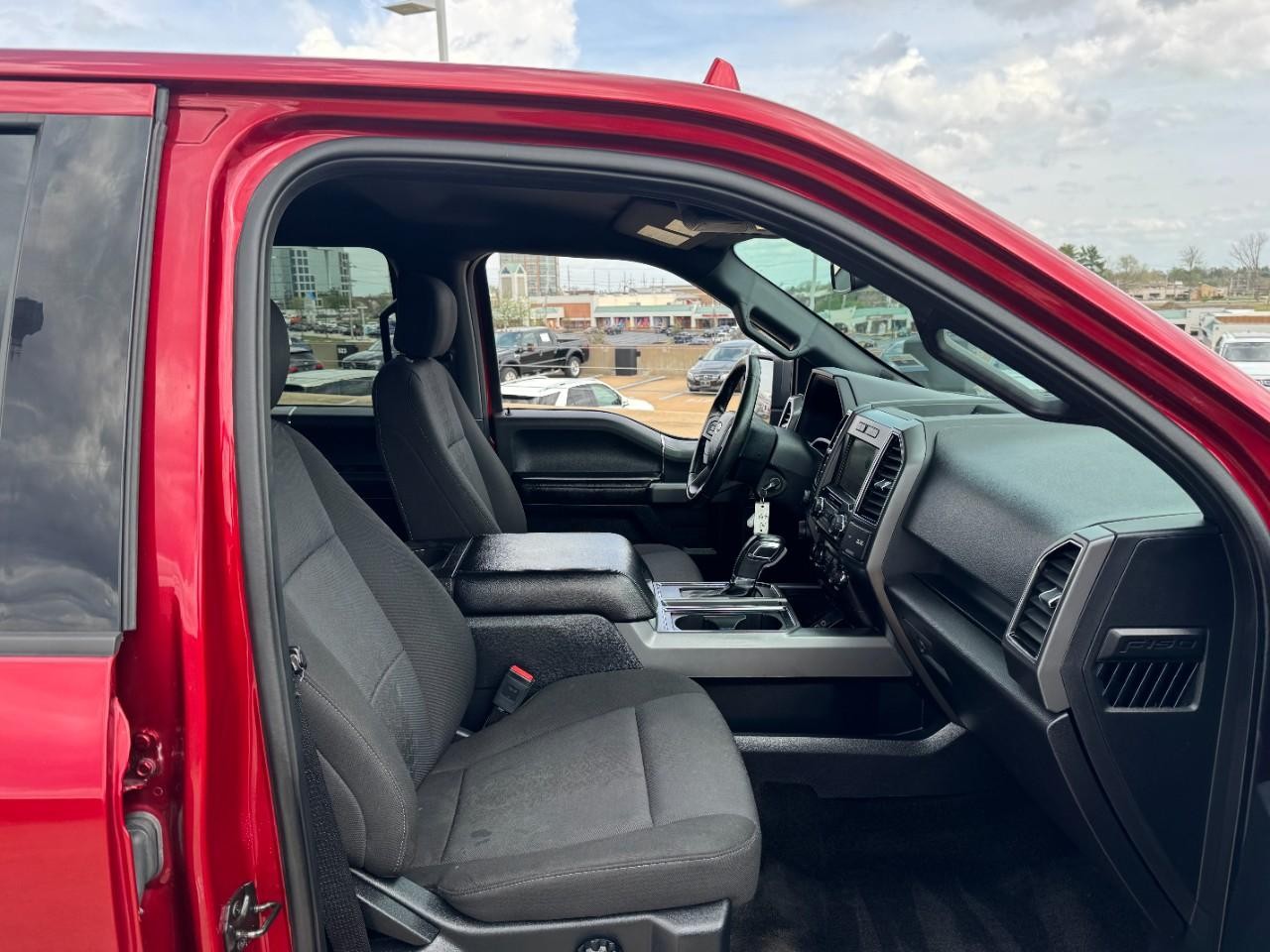 Ford F-150 Vehicle Full-screen Gallery Image 17