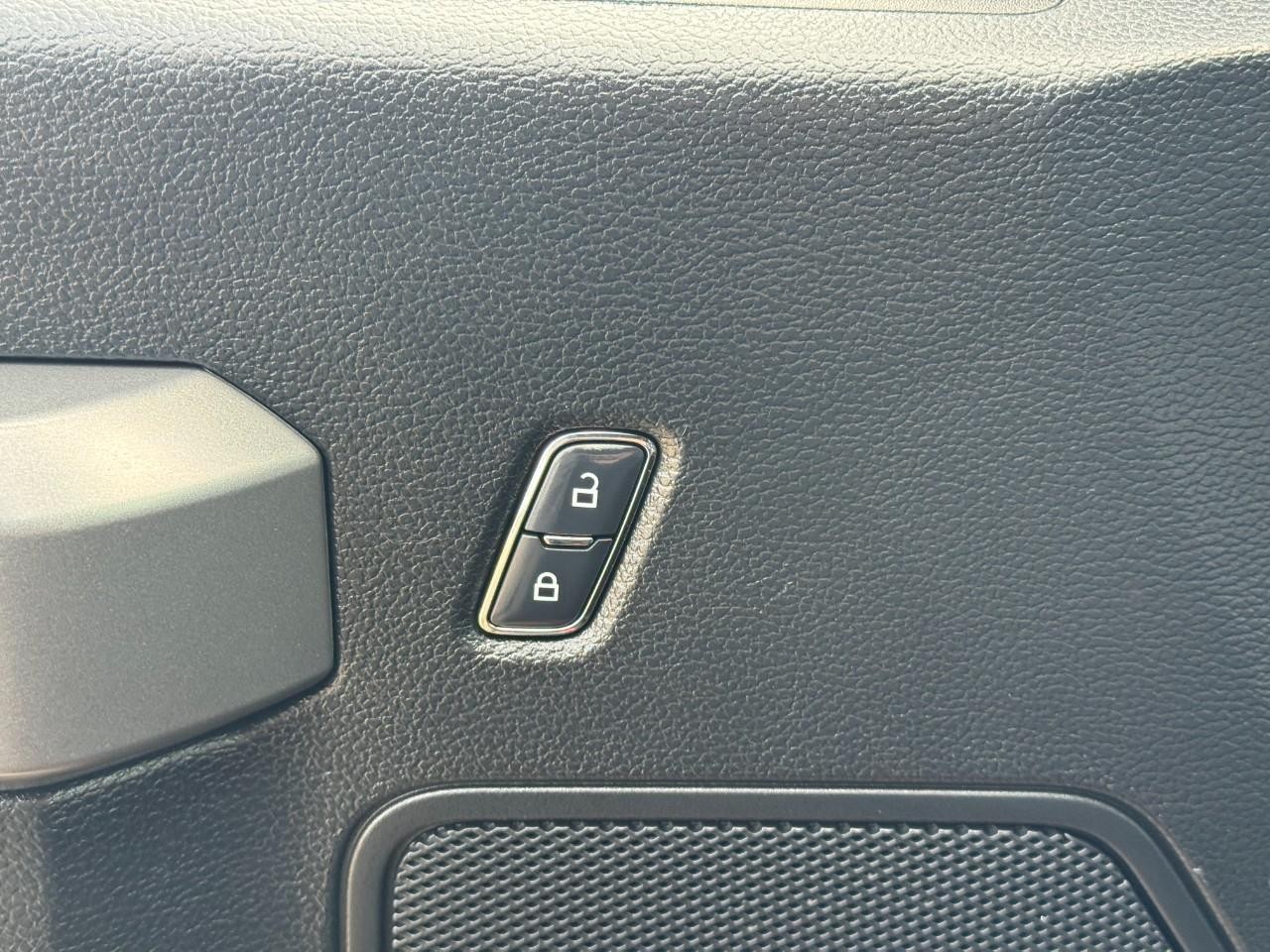 Ford F-150 Vehicle Full-screen Gallery Image 23