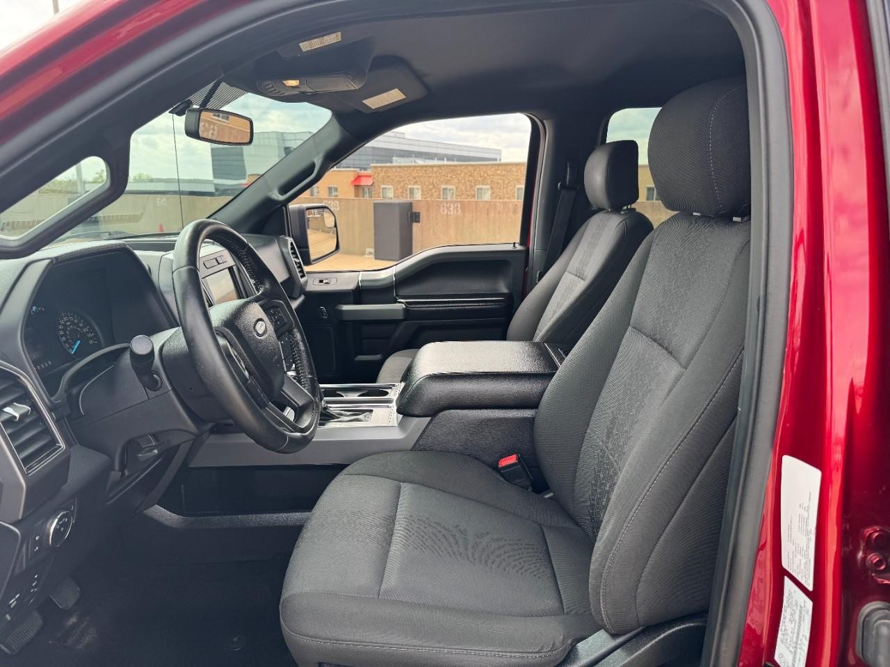 Ford F-150 Vehicle Full-screen Gallery Image 24