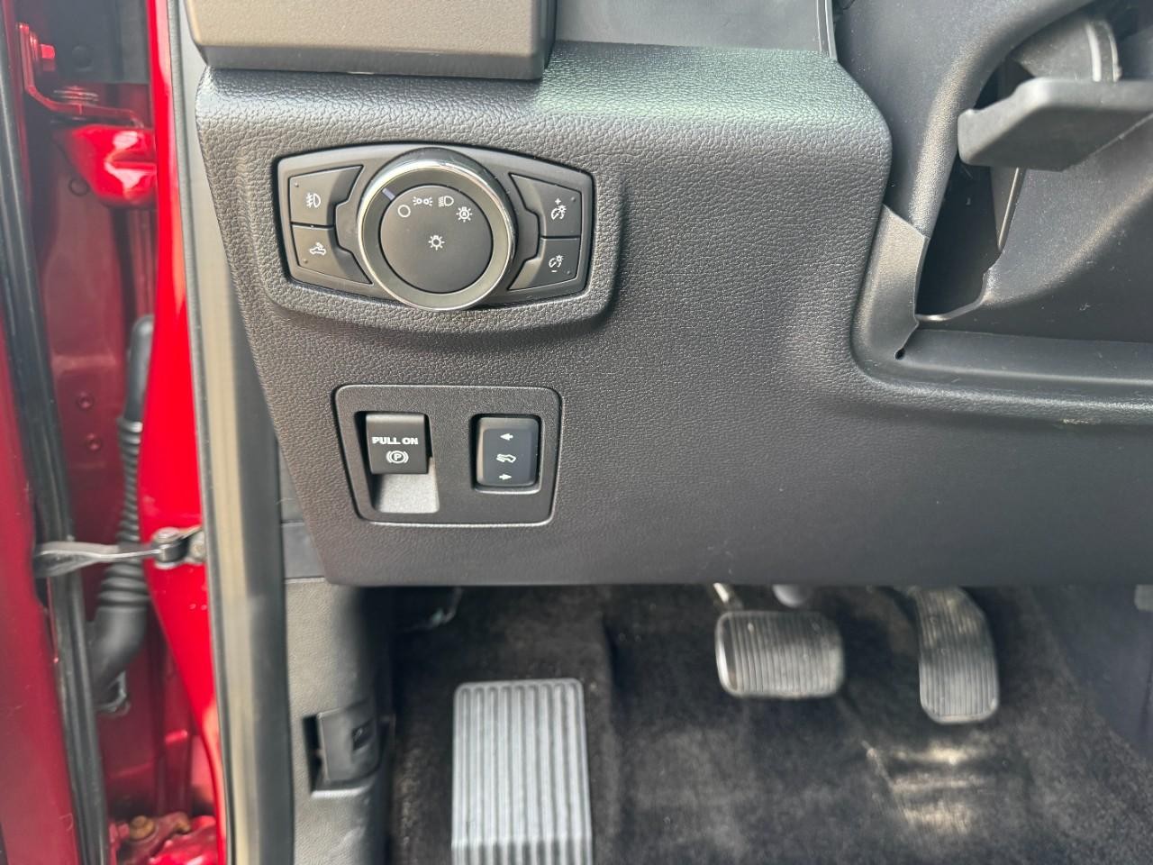 Ford F-150 Vehicle Full-screen Gallery Image 27