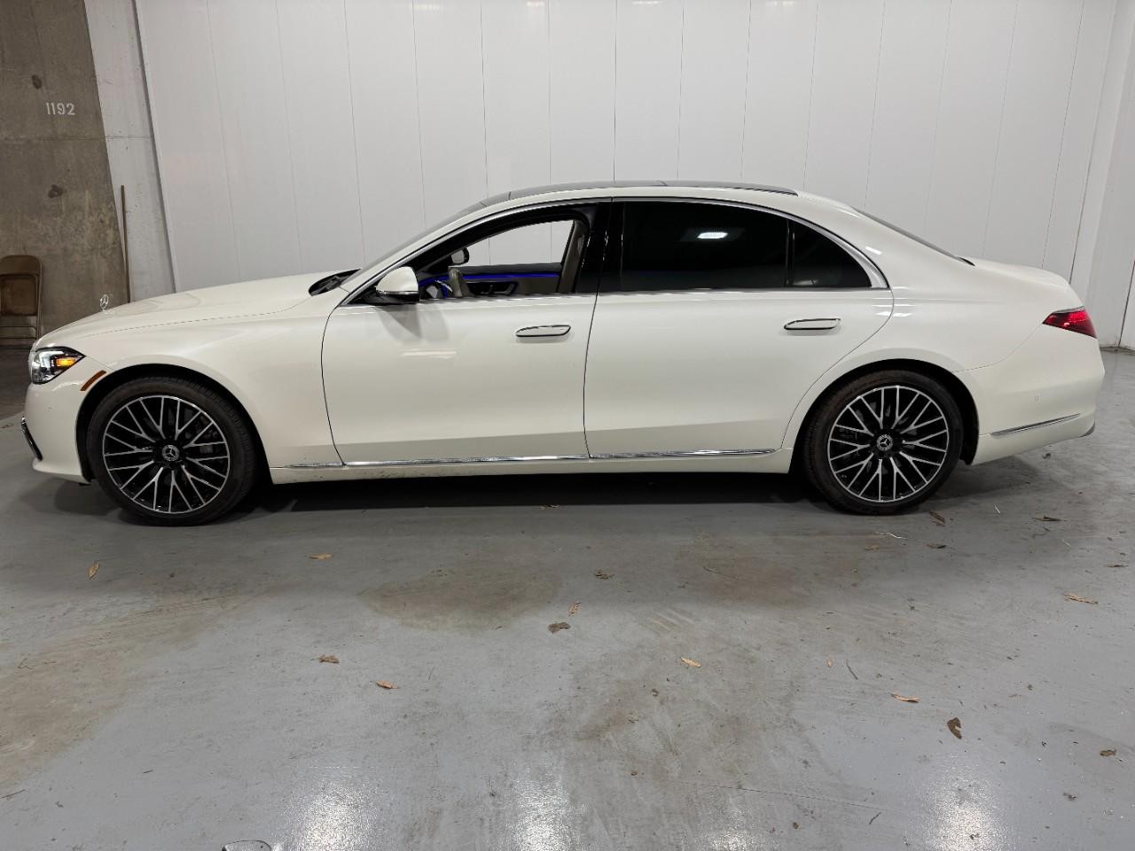 Mercedes-Benz S-Class Vehicle Full-screen Gallery Image 2