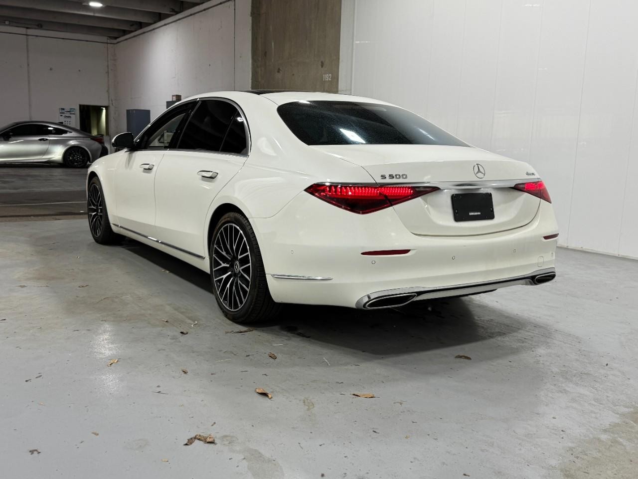 Mercedes-Benz S-Class Vehicle Full-screen Gallery Image 3