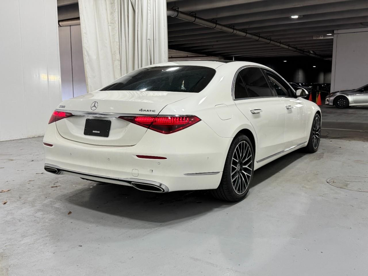 Mercedes-Benz S-Class Vehicle Full-screen Gallery Image 4