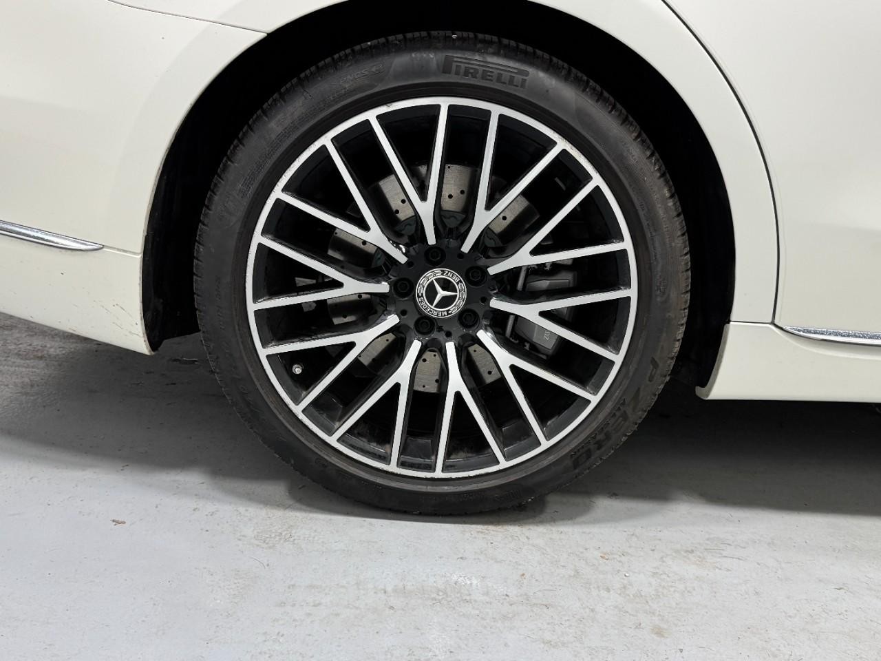 Mercedes-Benz S-Class Vehicle Full-screen Gallery Image 5