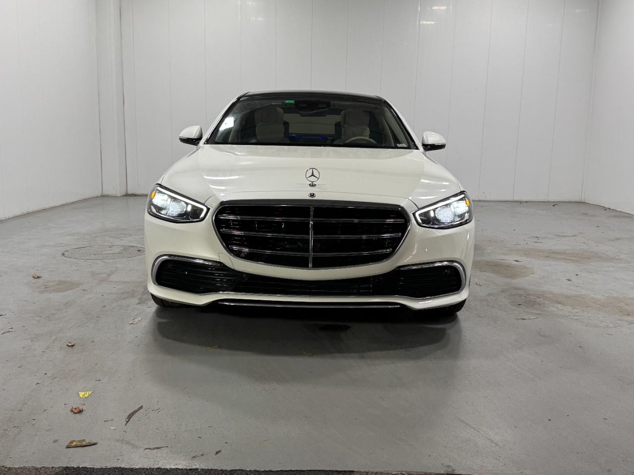 Mercedes-Benz S-Class Vehicle Full-screen Gallery Image 7