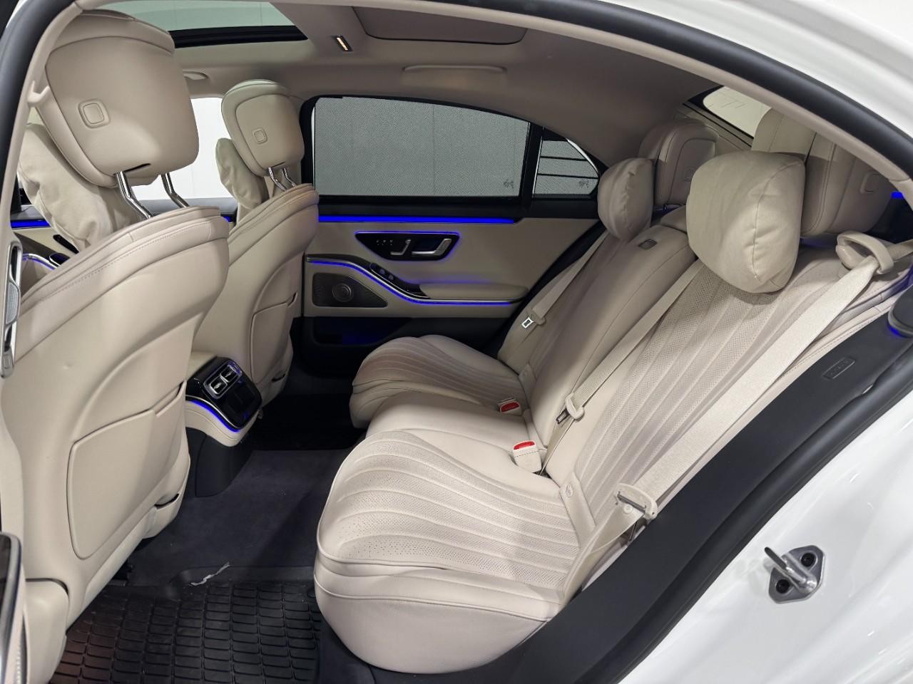 Mercedes-Benz S-Class Vehicle Full-screen Gallery Image 8