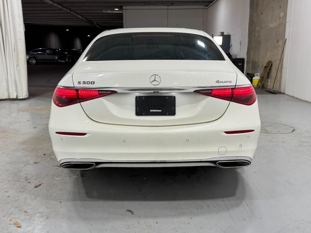 Mercedes-Benz S-Class Vehicle Full-screen Gallery Image 9