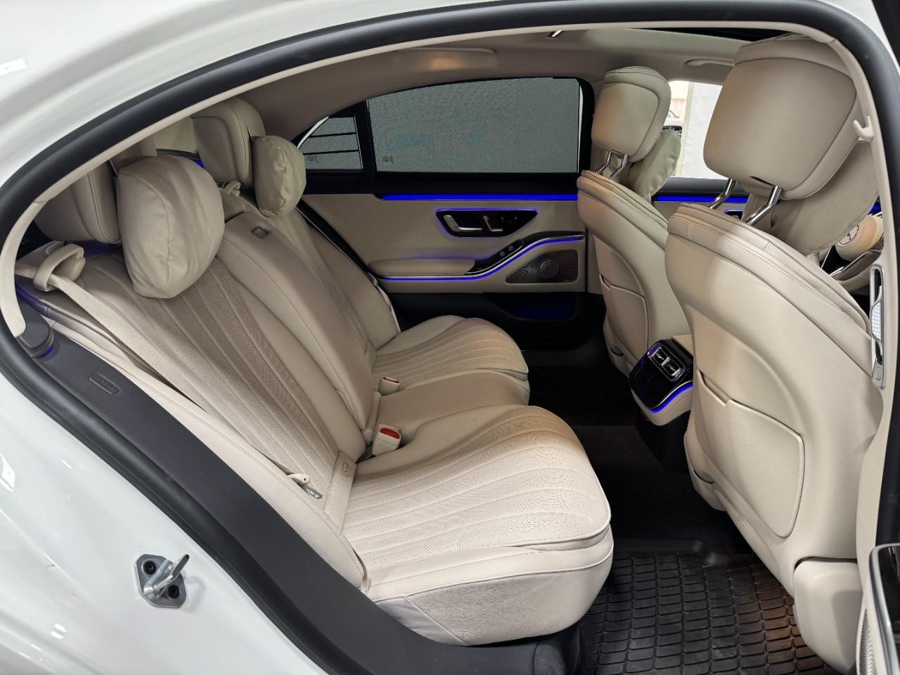 Mercedes-Benz S-Class Vehicle Full-screen Gallery Image 10