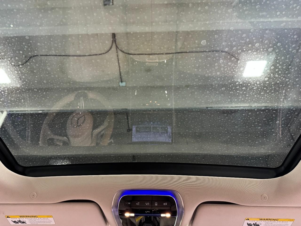 Mercedes-Benz S-Class Vehicle Full-screen Gallery Image 11