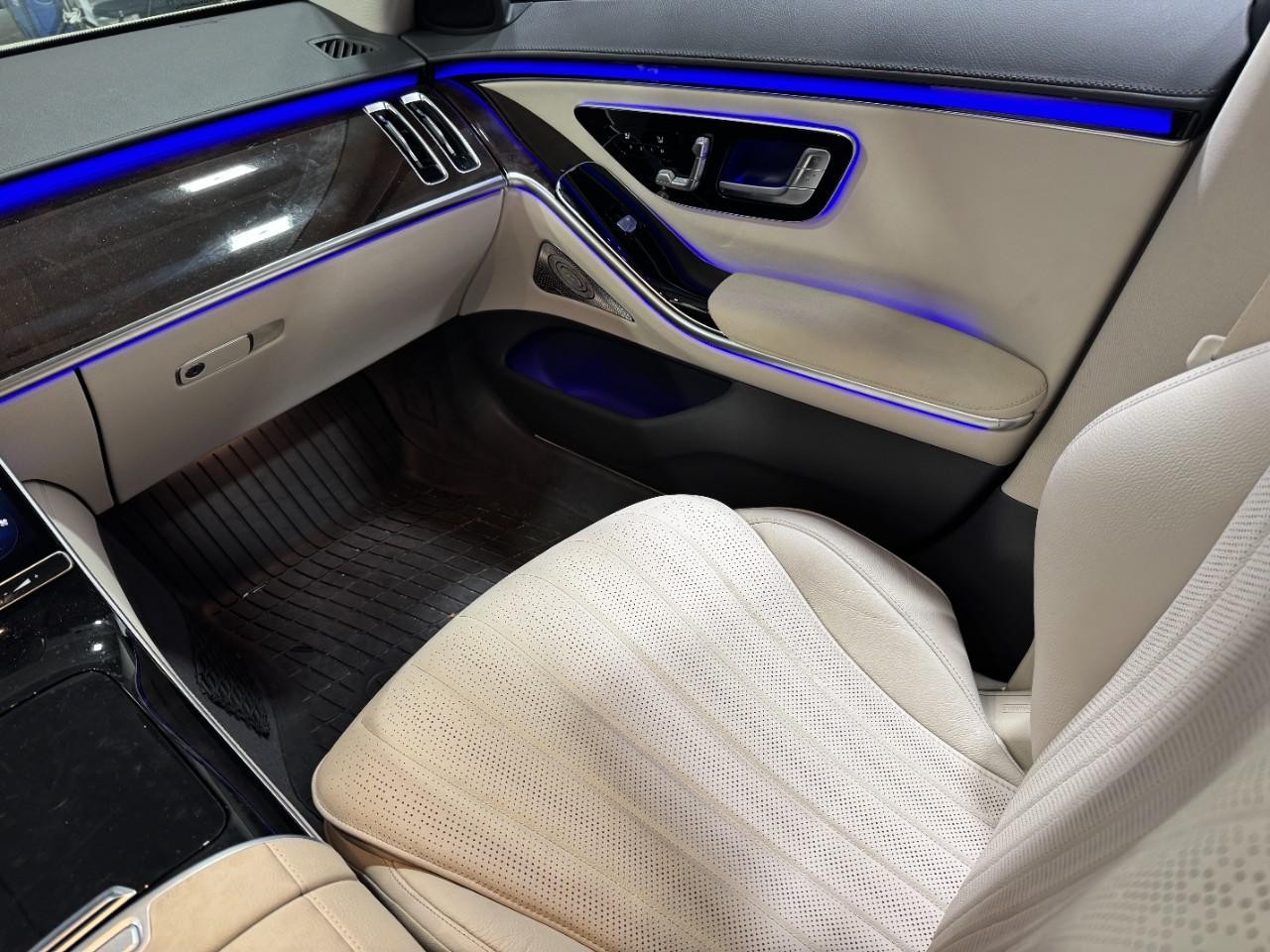 Mercedes-Benz S-Class Vehicle Full-screen Gallery Image 15