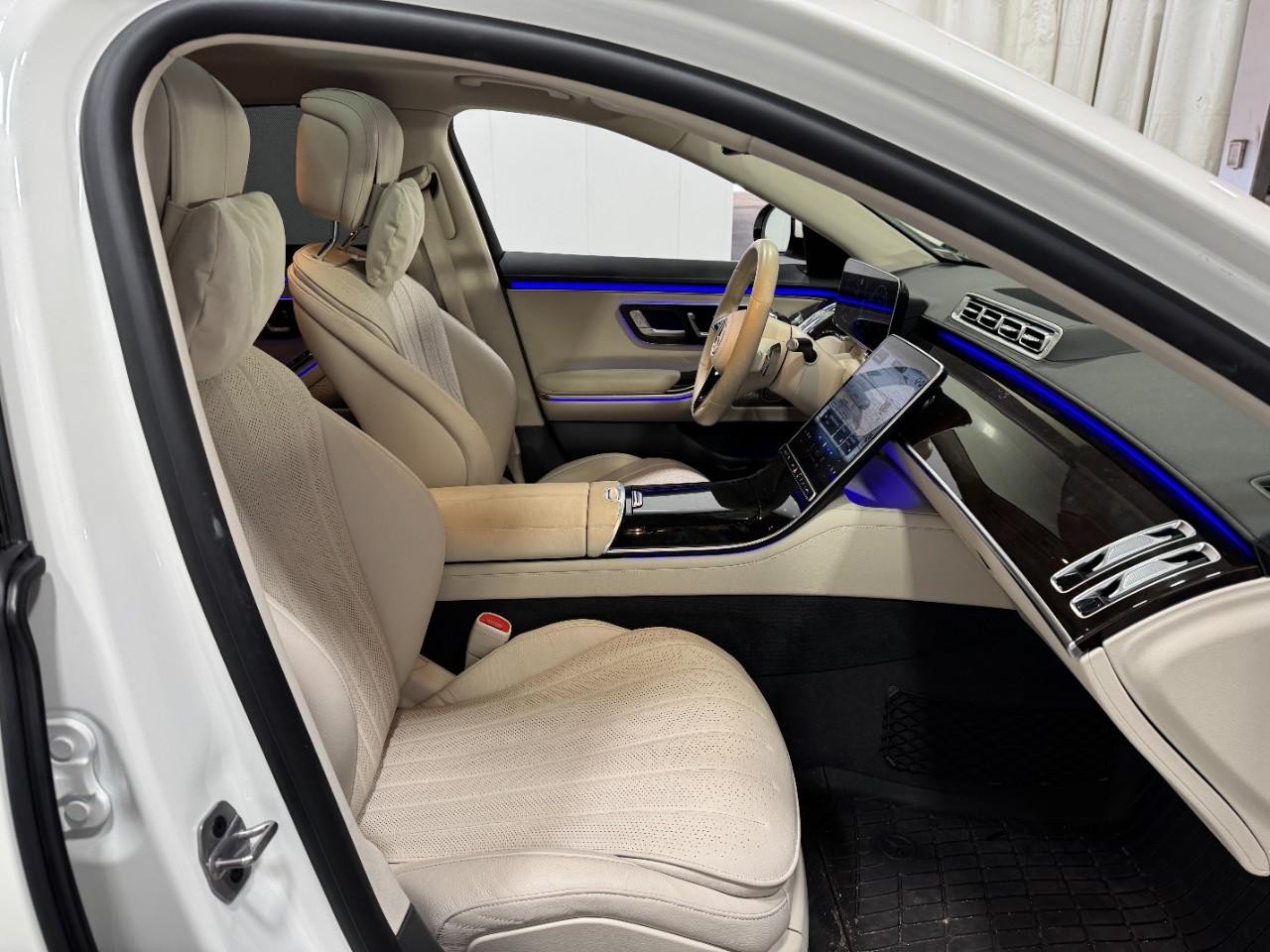 Mercedes-Benz S-Class Vehicle Full-screen Gallery Image 16