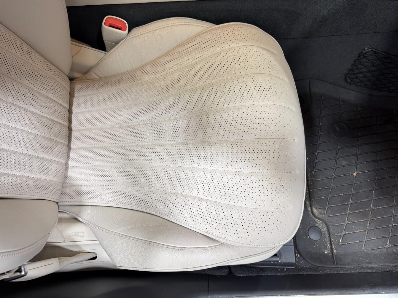 Mercedes-Benz S-Class Vehicle Full-screen Gallery Image 17