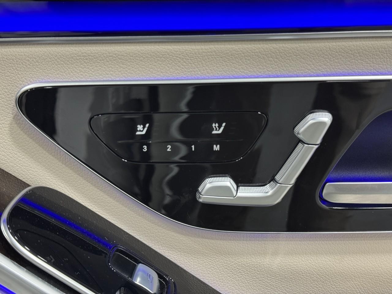 Mercedes-Benz S-Class Vehicle Full-screen Gallery Image 18