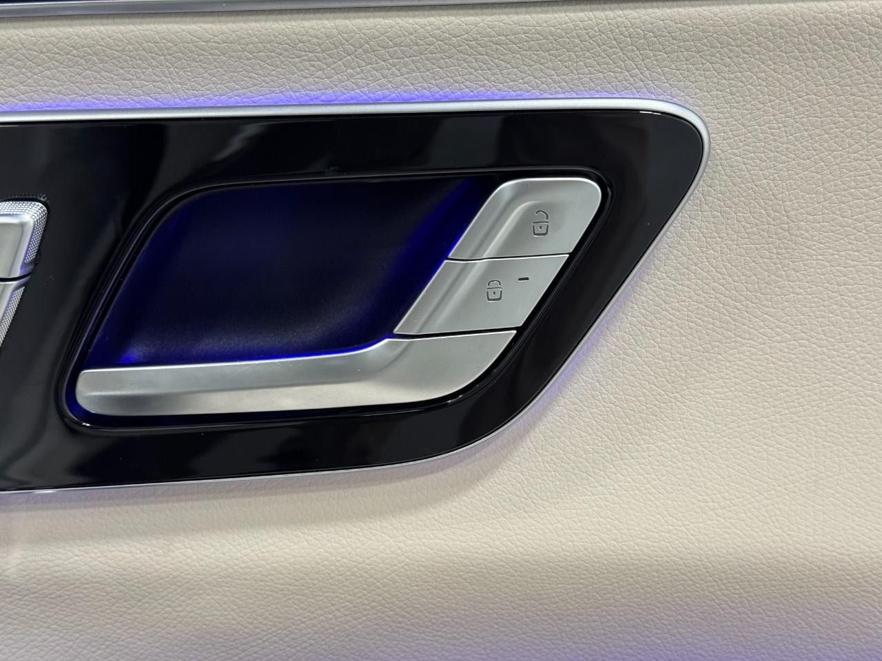 Mercedes-Benz S-Class Vehicle Full-screen Gallery Image 19