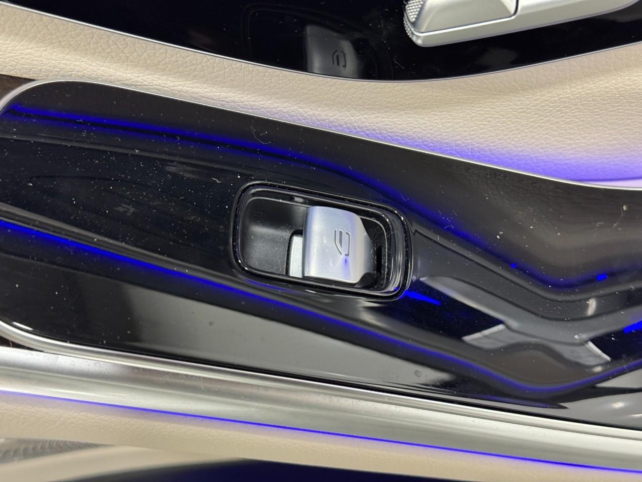 Mercedes-Benz S-Class Vehicle Full-screen Gallery Image 20