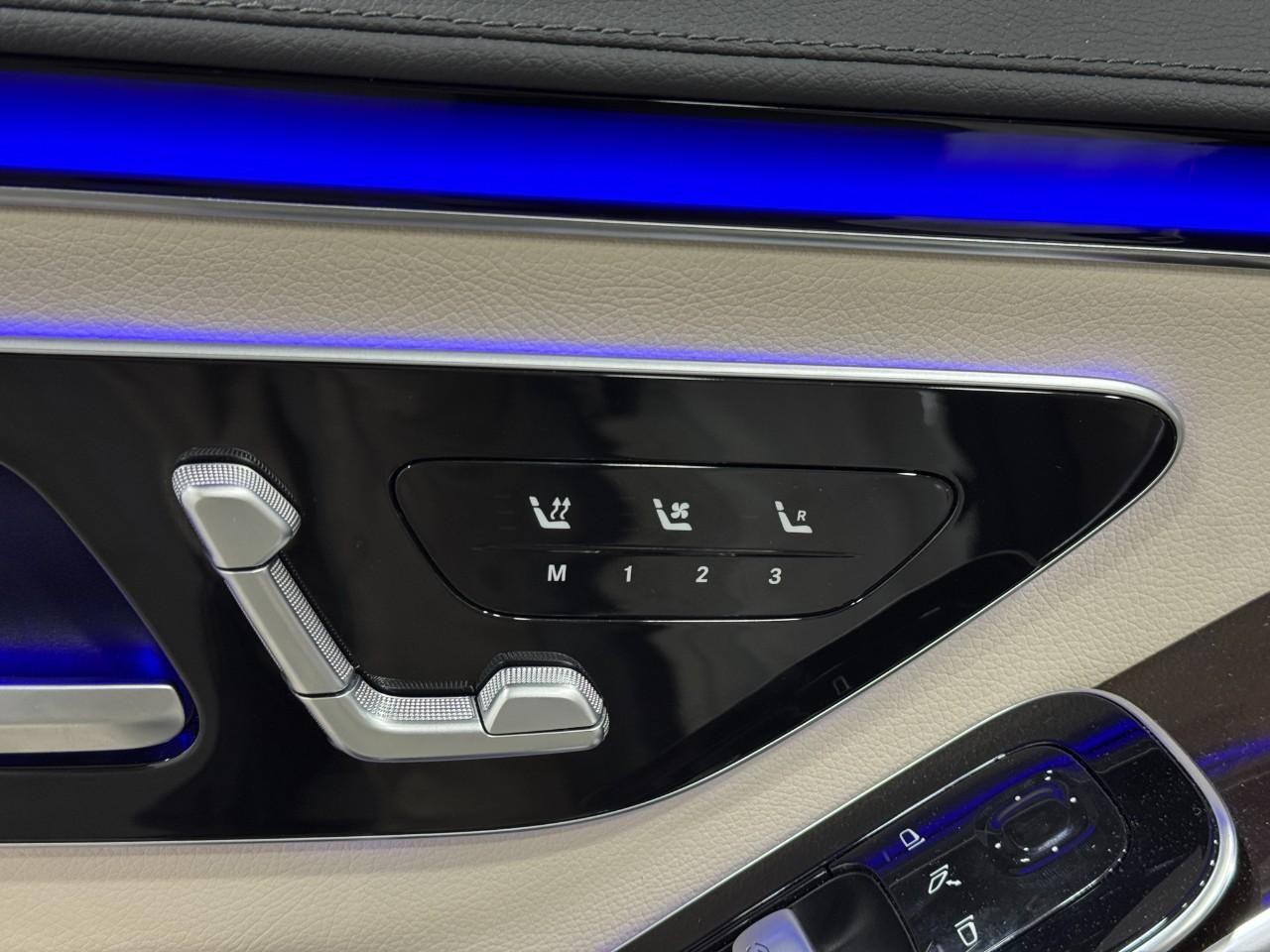 Mercedes-Benz S-Class Vehicle Full-screen Gallery Image 21