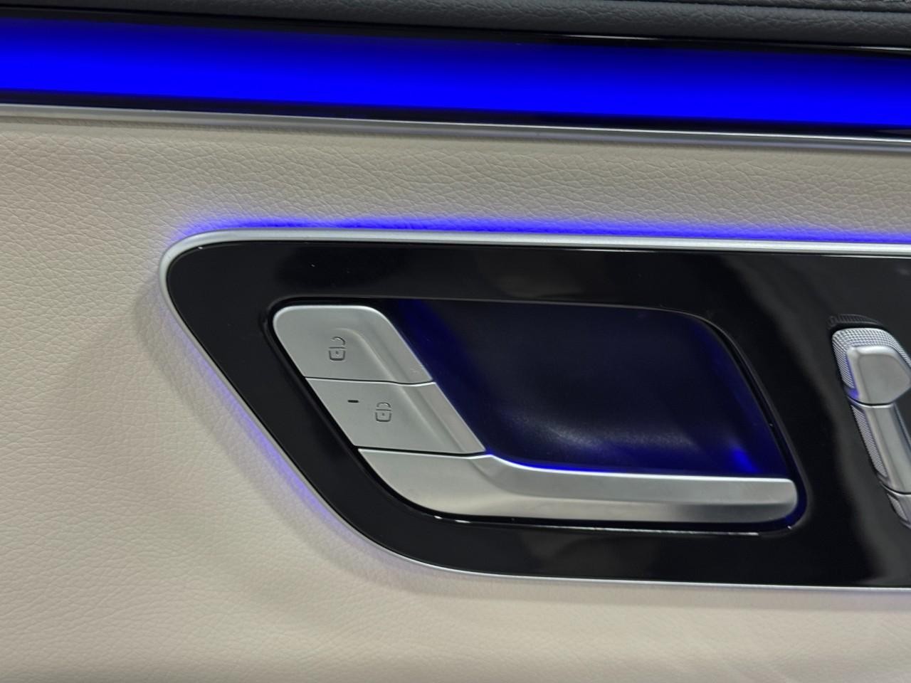 Mercedes-Benz S-Class Vehicle Full-screen Gallery Image 22