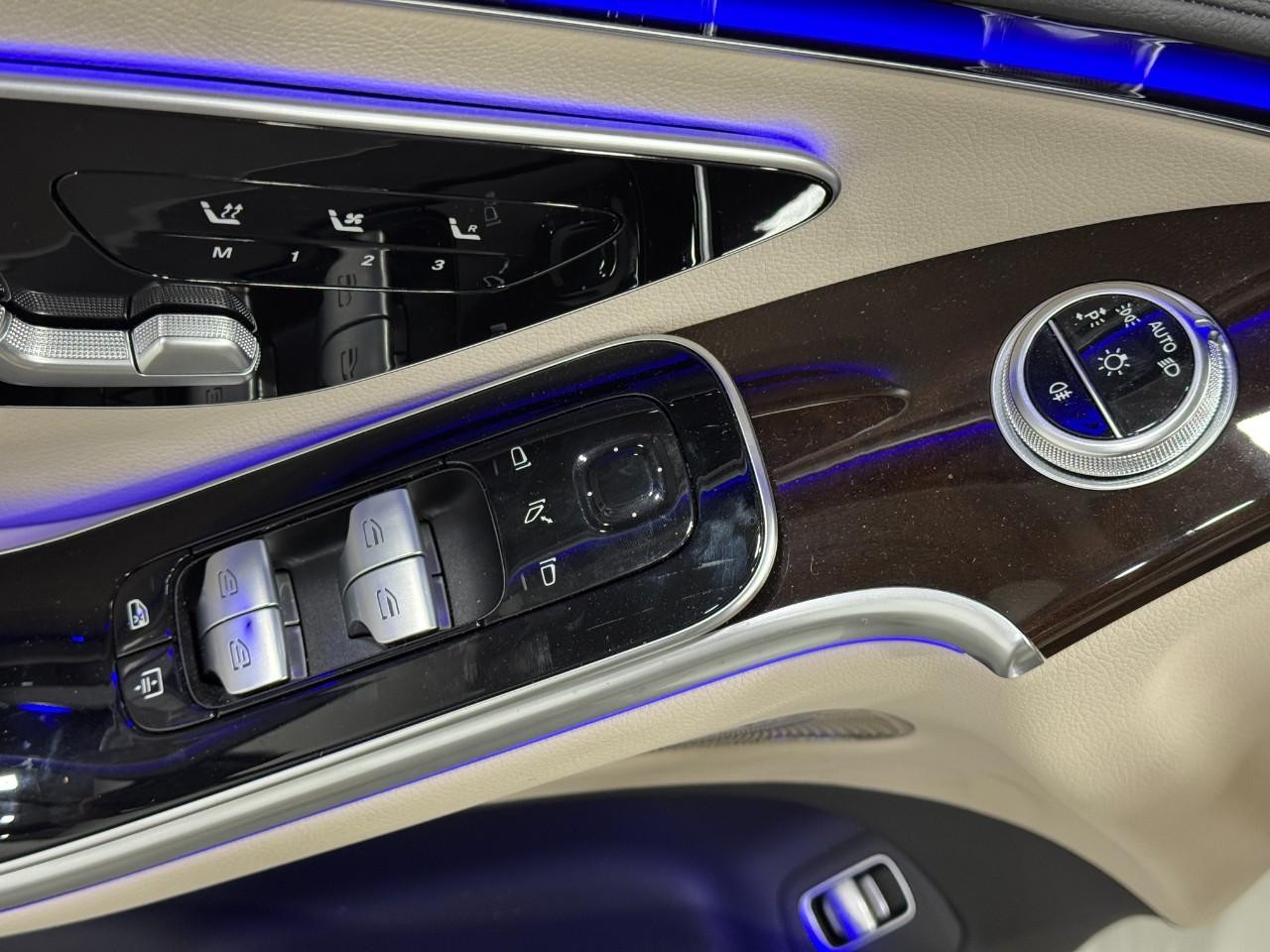 Mercedes-Benz S-Class Vehicle Full-screen Gallery Image 23