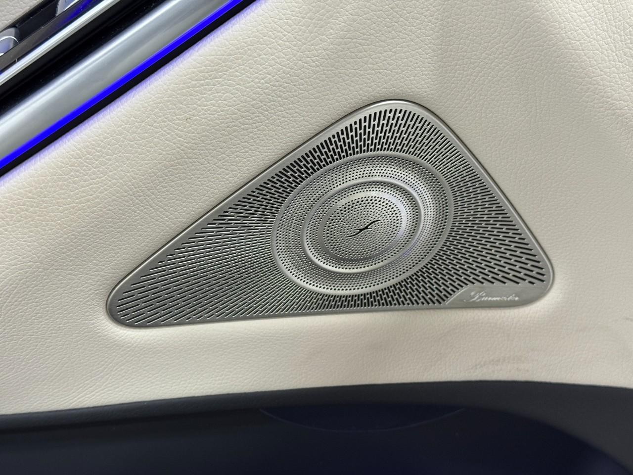 Mercedes-Benz S-Class Vehicle Full-screen Gallery Image 24