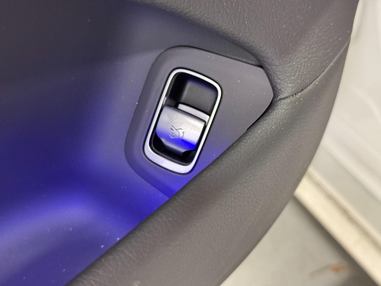 Mercedes-Benz S-Class Vehicle Full-screen Gallery Image 25