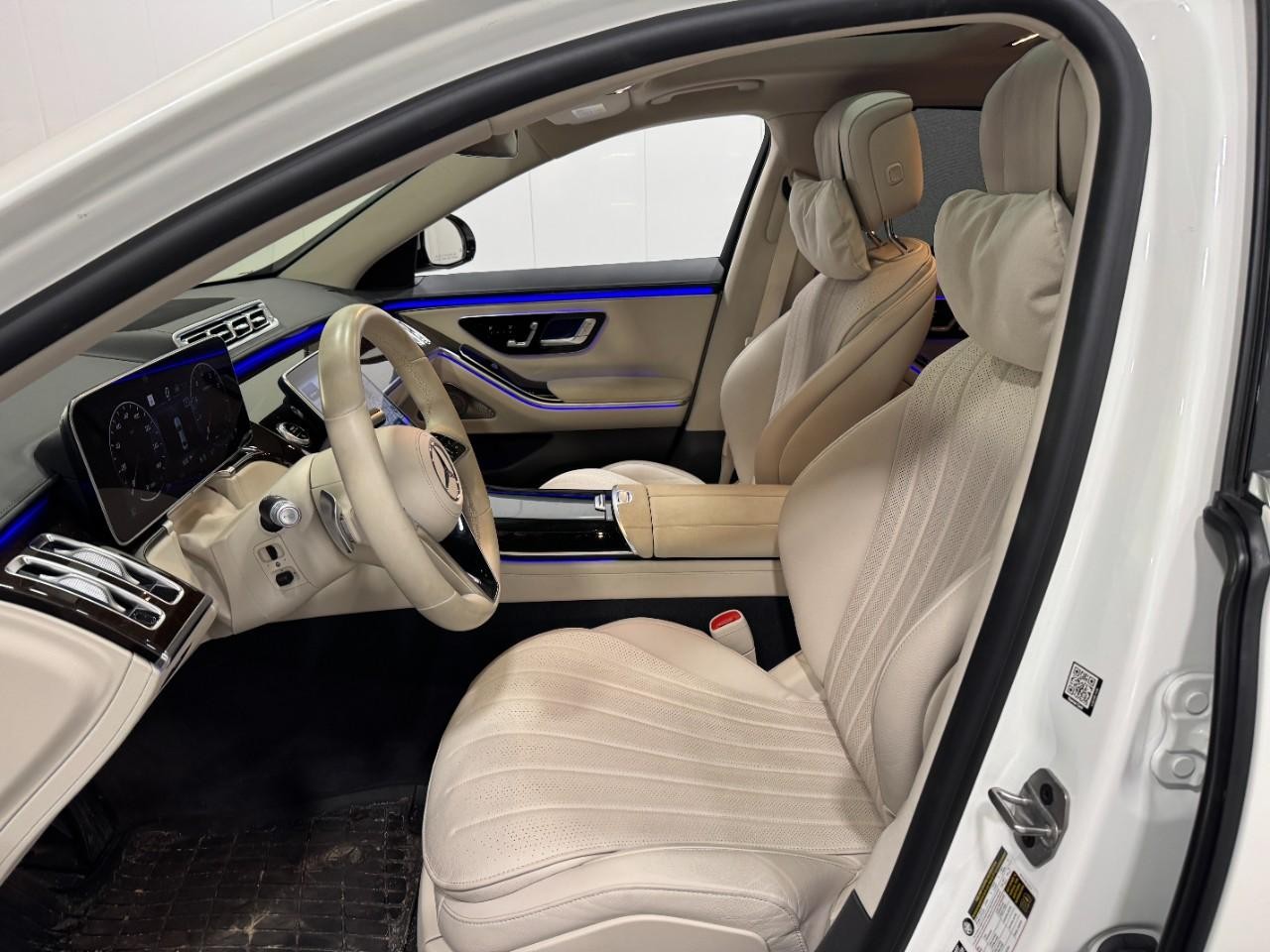 Mercedes-Benz S-Class Vehicle Full-screen Gallery Image 26