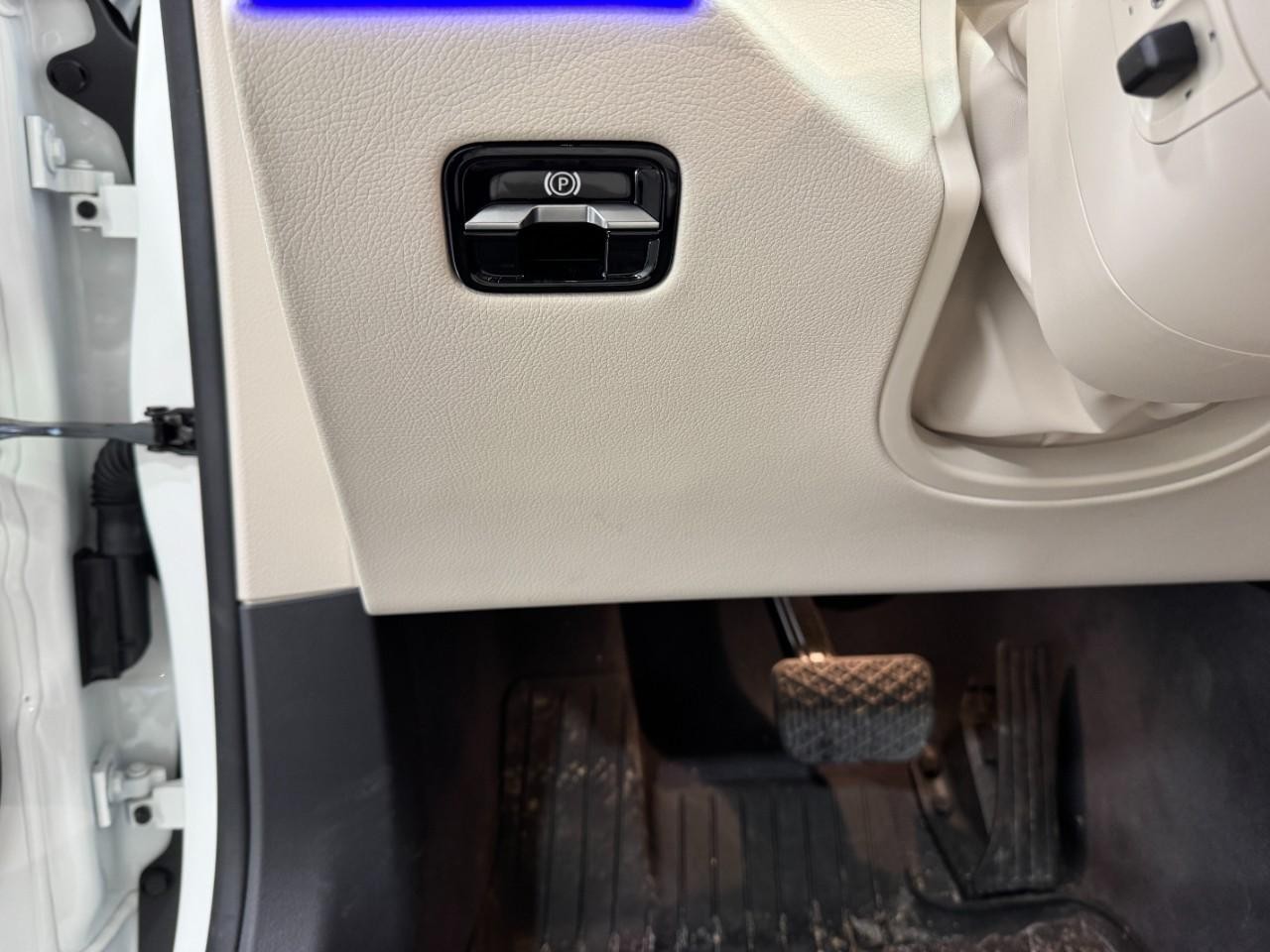 Mercedes-Benz S-Class Vehicle Full-screen Gallery Image 28