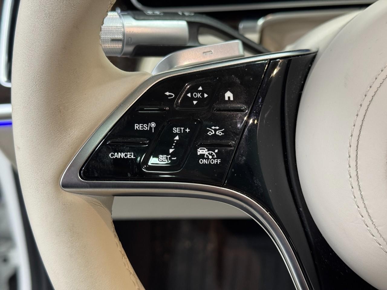 Mercedes-Benz S-Class Vehicle Full-screen Gallery Image 29