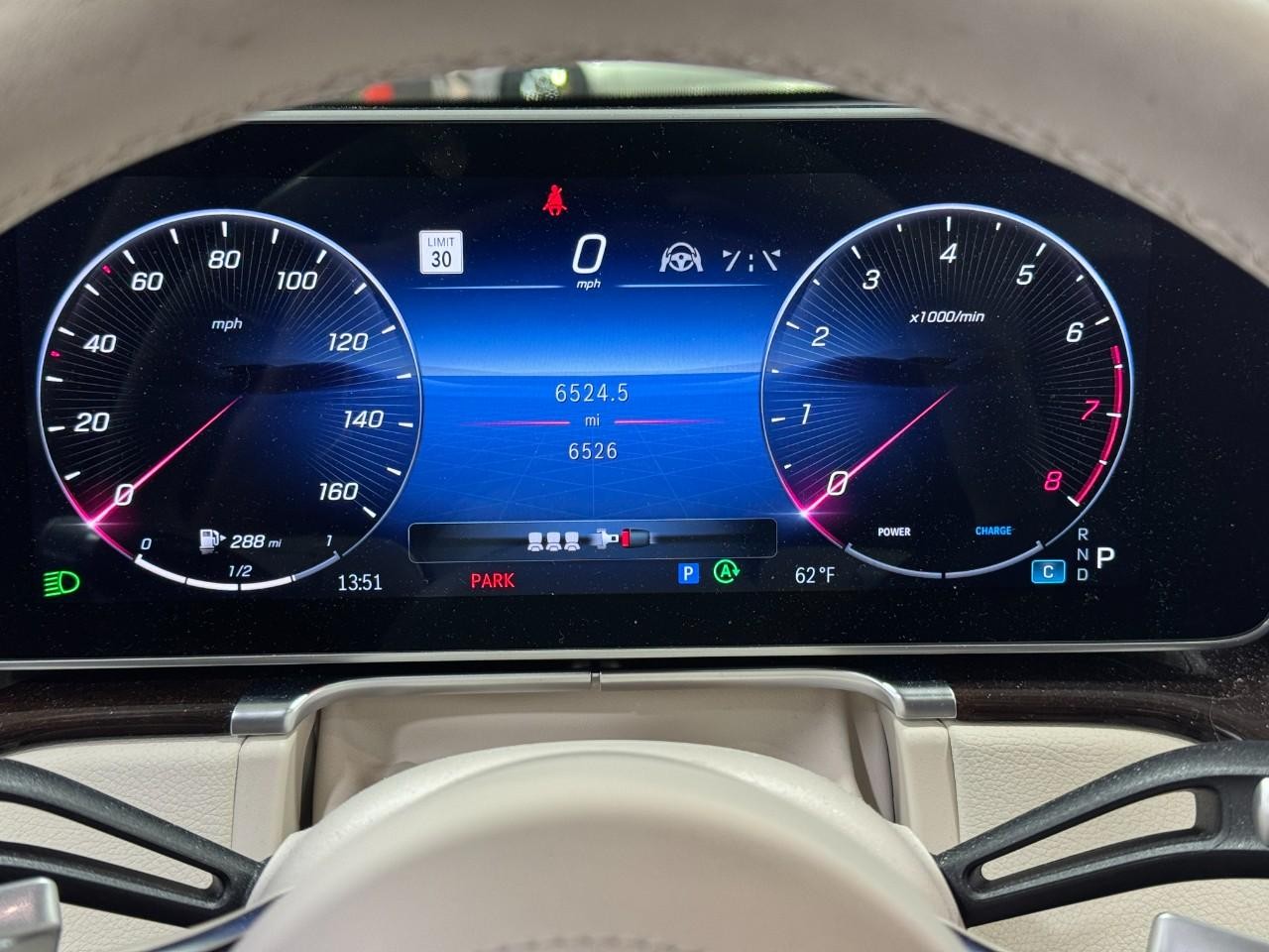 Mercedes-Benz S-Class Vehicle Full-screen Gallery Image 31