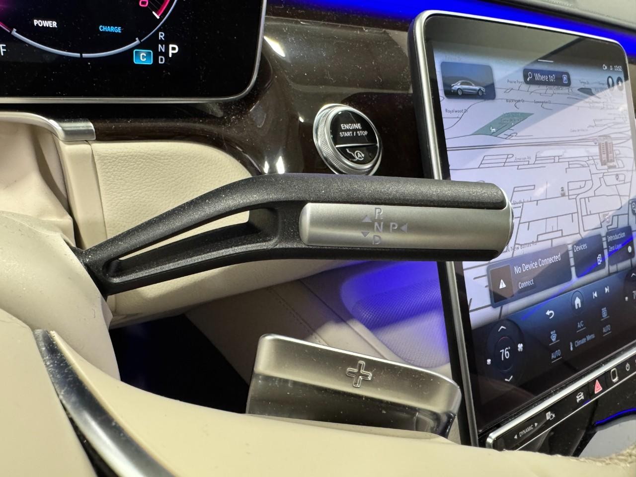 Mercedes-Benz S-Class Vehicle Full-screen Gallery Image 32