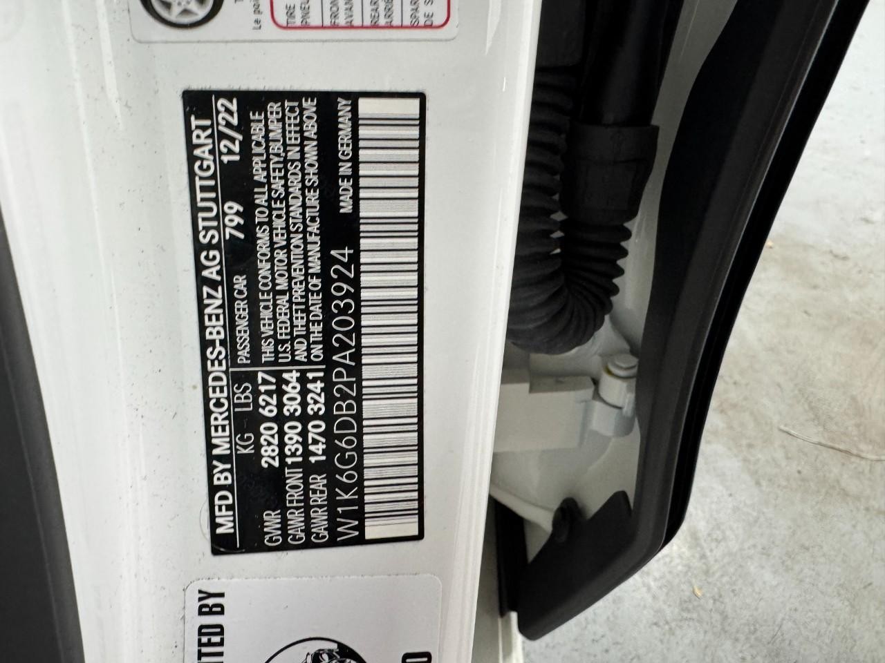 Mercedes-Benz S-Class Vehicle Full-screen Gallery Image 34