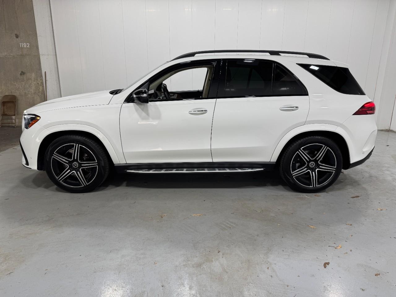 Mercedes-Benz GLE Vehicle Full-screen Gallery Image 2