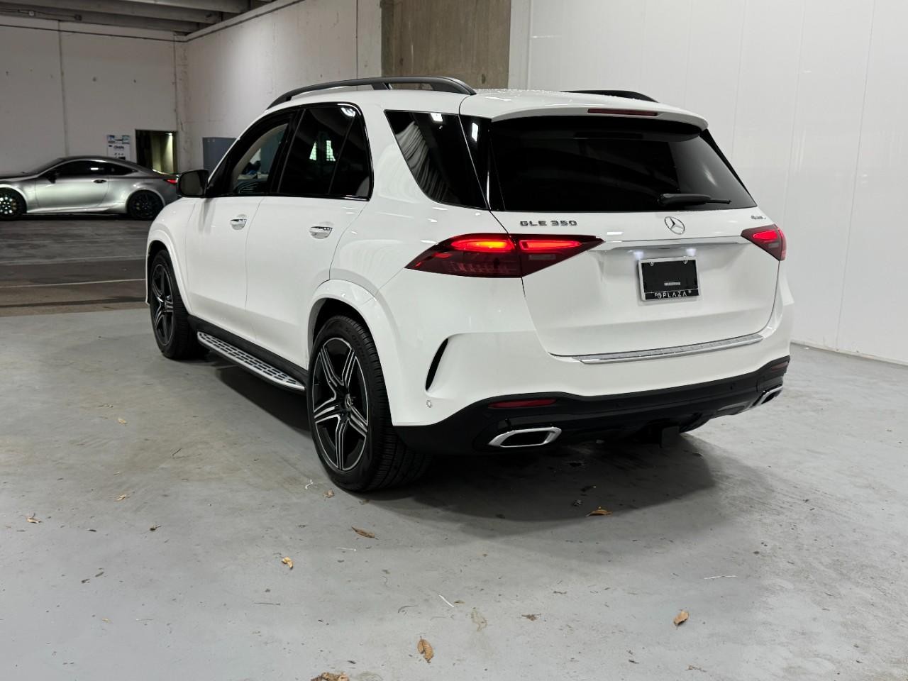 Mercedes-Benz GLE Vehicle Full-screen Gallery Image 3