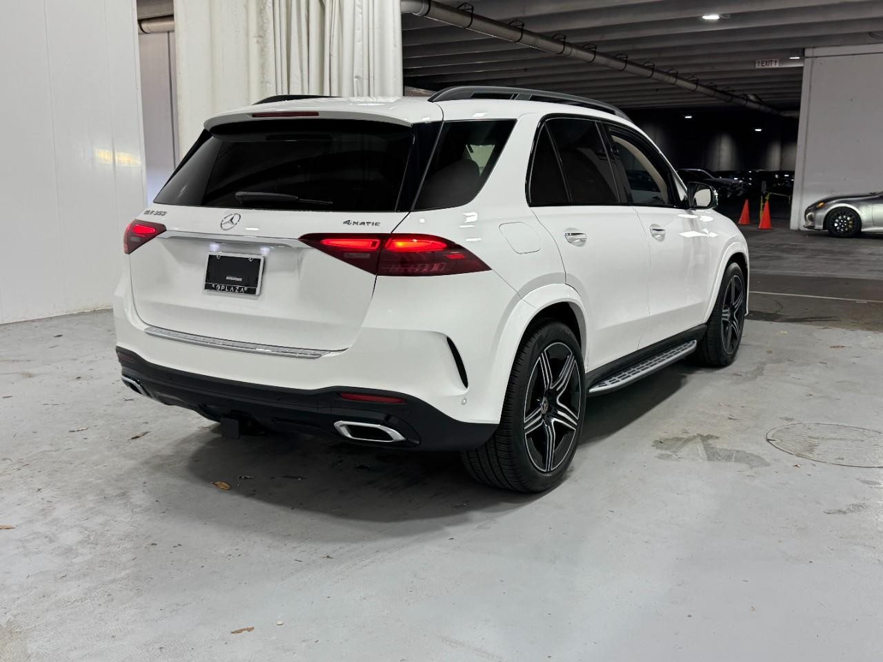 Mercedes-Benz GLE Vehicle Full-screen Gallery Image 4